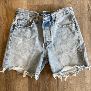 High Rise Levi’s Shorts Mid-Thigh